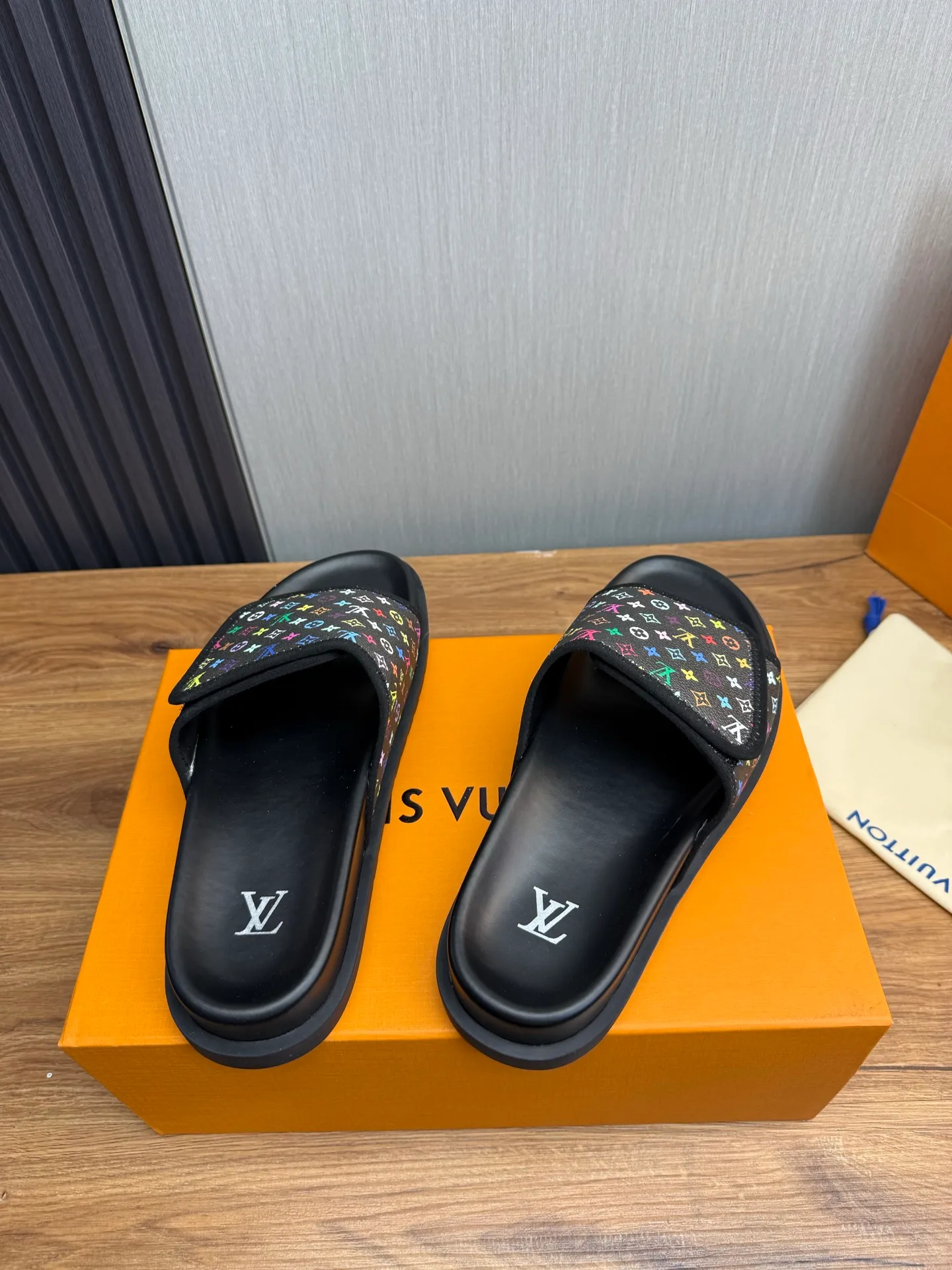 Men's shoes 💰340💰 ▪️LV's popular Little Red Book popular slippers hot sale: 1 shipment✅ Super textured and comfortable slippers, original TPU outsole. Authentic counter box drawer box packaging 🎁Size 38-45
